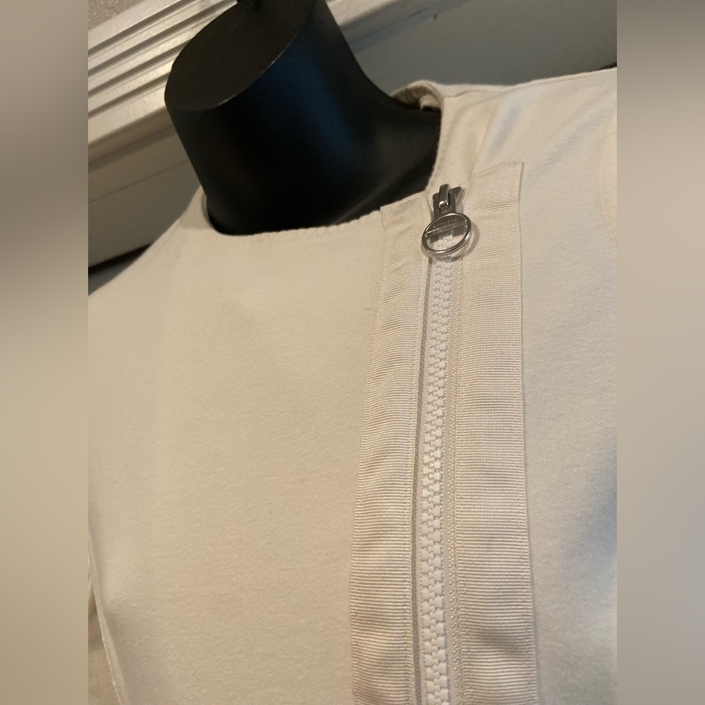 Athleta~Soft~Ivory~Form-Fitting~Asymmetrical Zip Closure~Light Jacket~Size XSP - Picture 6 of 16